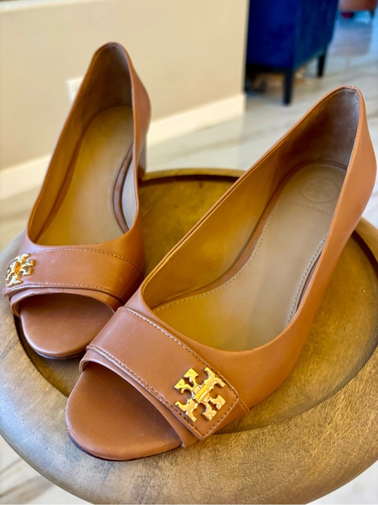 Tory Burch Shoes - Tory Burch KIRA Tan Open-Toe Heels with Gold Logo Sandals 7M
